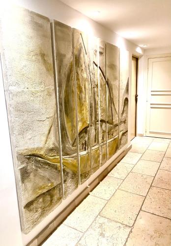 une peinture sur un mur dans un couloir dans l'établissement Chantal Deluxe, à Saint-Tropez