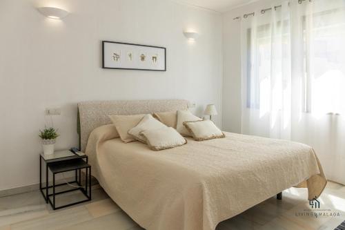 En eller flere senge i et værelse på Living4Malaga Fuengirola Beach&Pool Apartment