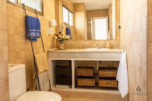 Ett badrum på Living4Malaga Fuengirola Beach&Pool Apartment