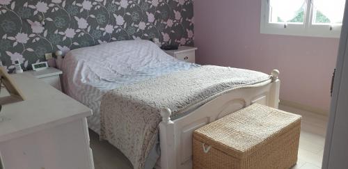 Habitación pequeña con cama con papel pintado floral en Maison proche le mans, 