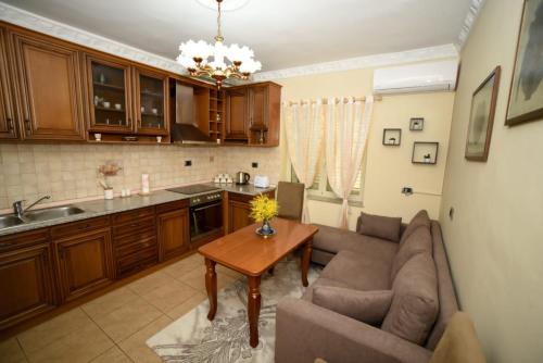 Amli Apartament في تيرانا: غرفة معيشة مع أريكة وطاولة