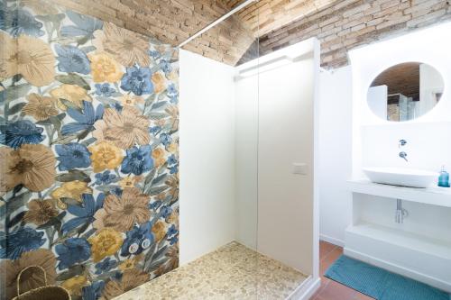 a bathroom with a floral patterned wall at BERGAMO art - PORTA AGOSTINO in Bergamo