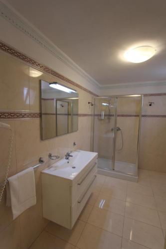 bagno con lavandino bianco e doccia di DIO DEL MARE LUXURY ROOM a Porto Cesareo