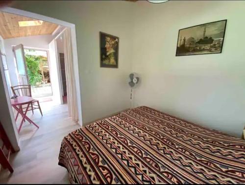 une chambre avec un lit dans une pièce dans l'établissement Chambre d hotes, à Mesves-sur-Loire