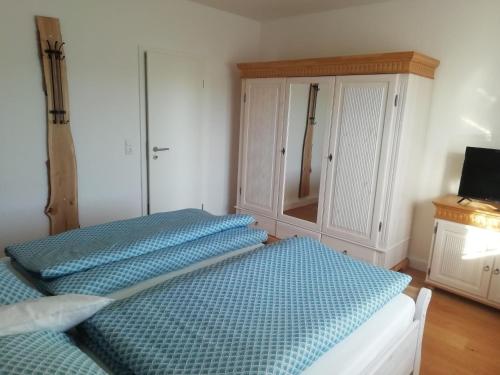 1 dormitorio con 1 cama y armario en Ferienwohnung Sterl 13 en Herscheid