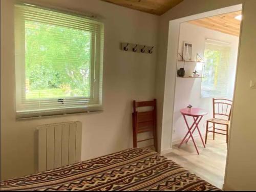 une chambre avec un lit, une fenêtre et une table dans l'établissement Chambre d hotes, à Mesves-sur-Loire