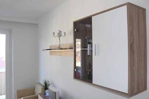 lustro na ścianie w salonie w obiekcie Zum Breyer BNB City Apartment w mieście Baden