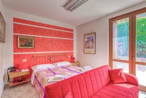 a bedroom with a bed and a couch at B&B San Rocco in Capo di Ponte