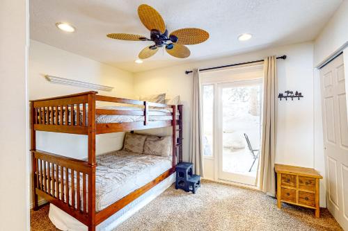 - une chambre avec des lits superposés et un ventilateur de plafond dans l'établissement Evergreen B2, à Brian Head