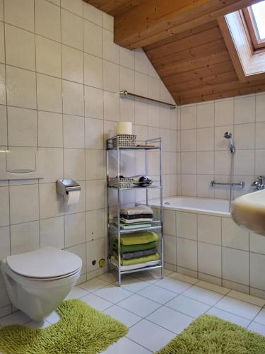 Kúpeľňa v ubytovaní Sunnaschi Appartements - Wohnungen oder gesamt als "Hütte"