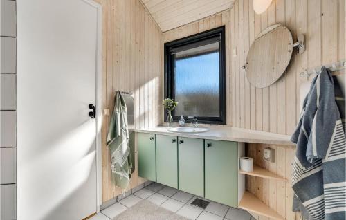 y baño con lavabo y espejo. en Stunning Home In Sams With House Sea View, en Kolby Kås