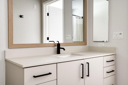 a bathroom with a sink and a mirror at Mountain View studio w pool gym nr tech HQs SFO-1206 in Sunnyvale
