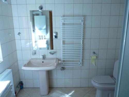 bagno bianco con lavandino e servizi igienici di DOMKI CZYRNA SZCZYRK a Szczyrk