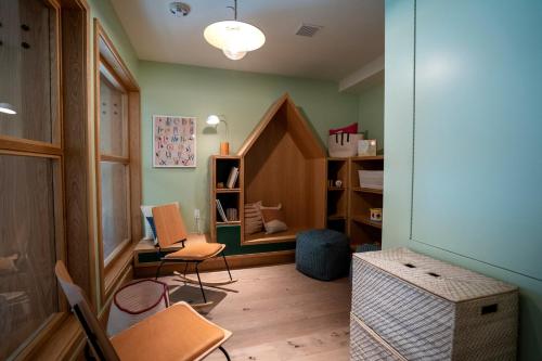 a room with chairs and a table in a room at Mountain View studio w pool gym nr tech HQs SFO-1206 in Sunnyvale