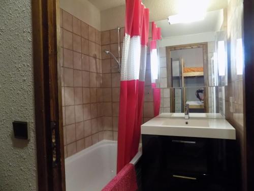 La salle de bains est pourvue d'un lavabo et d'une baignoire. dans l'établissement Studio Les Orres 1650, aux Orres