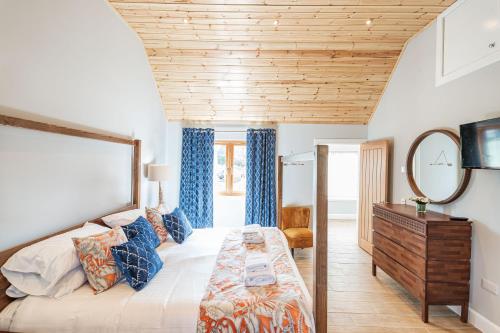 Postel nebo postele na pokoji v ubytování Kestrel Lodge 2 with Hot Tub