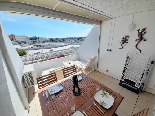 une chambre avec balcon avec vue sur la ville dans l'établissement Appartement Village Naturiste Poeme, au Cap d'Agde