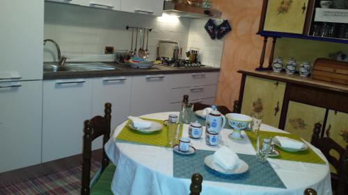 cocina con mesa y mantel blanco en B&B Via Spalti 52 en Trapani