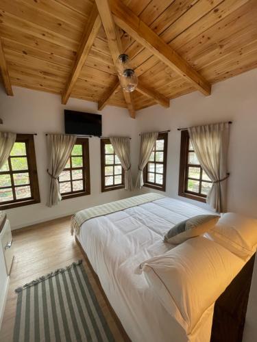 ベラトにあるN'Goriceのベッドルーム1室(大型ベッド1台、木製の天井、窓付)