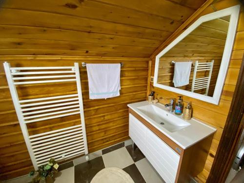 a bathroom with a sink and a mirror at Ozgur Villa Home in Uğurlu