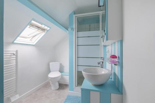 ein Bad mit einem Waschbecken und einem WC in der Unterkunft Seabird - Belle maison pour 8 in Camoël