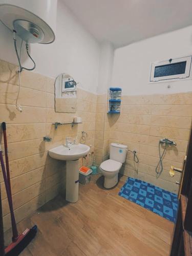 a bathroom with a sink and a toilet at coin du repos in Oujda