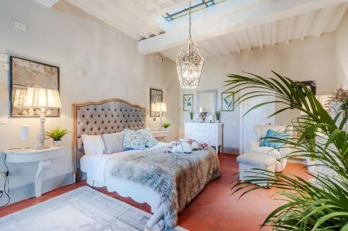 A bed or beds in a room at Villa Chianti, your Secret 4 Bedrooms Retreat with View over the Vineyards in Marcialla