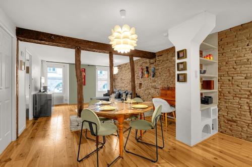 une cuisine et une salle à manger avec une table et des chaises dans l'établissement Hippolyte - Appt avec terrasse couverte, à Toulouse