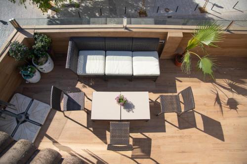 Elle offre une vue sur la terrasse dotée d'une table et de chaises. dans l'établissement Puerta Palma con vistas únicas y aparcamiento, à Badajoz