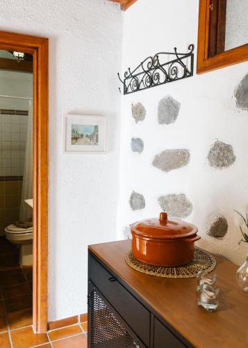 a kitchen with a pot on top of a counter at Casa Rural Los Chicos Hermigua in Hermigua