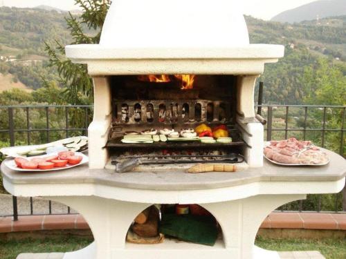 un horno de pizza con comida dentro en Villa Monica, barbecue, spa, piscina, en Terni