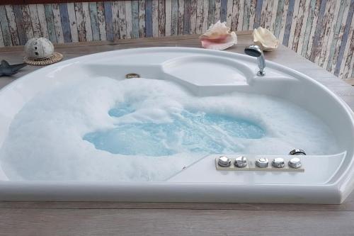 y baño con bañera llena de nieve. en Villa Monica Terni - uso esclusivo, en Terni