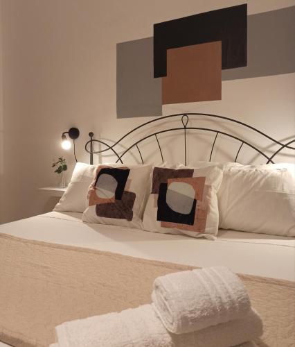 - un lit blanc avec des oreillers et une couverture dans l'établissement Casa vacanza Melf, à Terrasini
