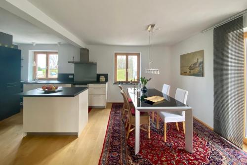 a kitchen and dining room with a table and chairs at Charmante Ferienwohnung in Kaufbeuren