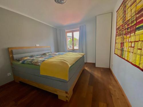 - une chambre avec un lit et une fenêtre dans l'établissement Charmante Ferienwohnung, à Kaufbeuren