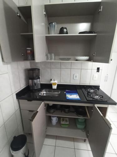Kuchyňa alebo kuchynka v ubytovaní Apto com estacionamento, piscina e churrasqueira