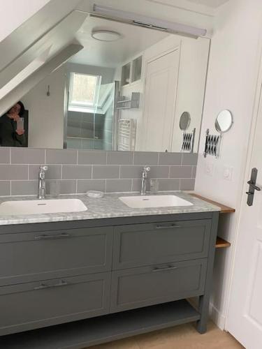 une salle de bain avec deux lavabos et un miroir dans l'établissement Appartement Centre Bourg de Carnac 6 pers, à Carnac