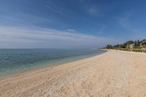 Seaside Sanctuary - Modern 3 Bedroom and 3 Bathroom Apartment 60m from Beach