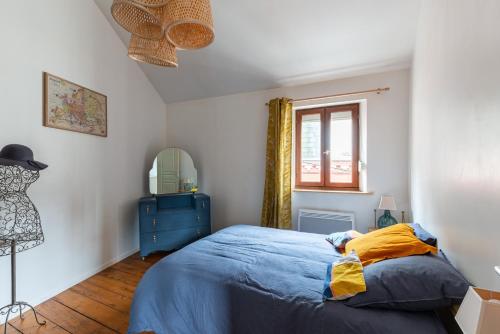 a bedroom with a blue bed and a blue dresser at Les Templiers - maison avec cour à 20 m du port - Le Tréport in Le Tréport
