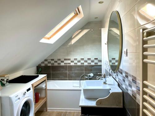 a bathroom with a sink and a washing machine at Les Templiers - maison avec cour à 20 m du port - Le Tréport in Le Tréport
