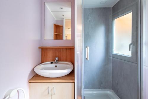 une salle de bain avec un lavabo et une douche dans l'établissement Camping Lou Cabasson, à Bormes-les-Mimosas