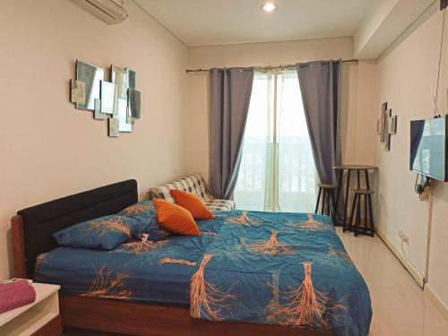 Rúm í herbergi á BORNEOBAY CITY Apartment near Balikpapan Plaza