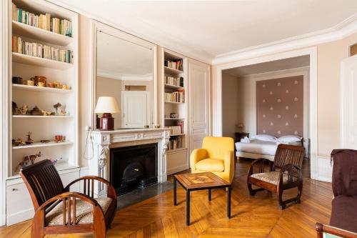 un salon avec une cheminée et un lit dans l'établissement DIFY Presqu ile Bellecour, à Lyon