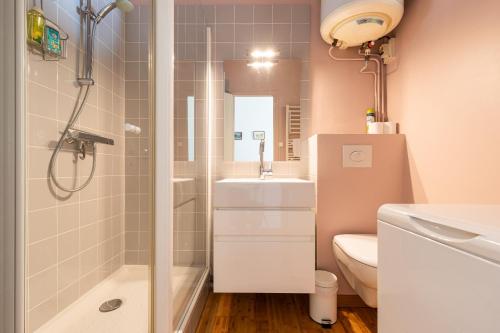 une salle de bain avec une douche, des toilettes et un lavabo dans l'établissement DIFY Presqu ile Bellecour, à Lyon