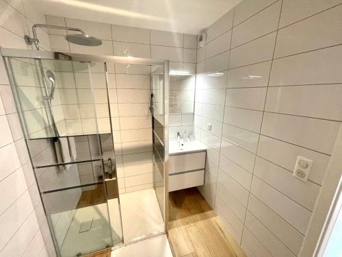 une salle de bain avec une douche en verre et un lavabo dans l'établissement Magnifique 2 pièces, tout équipé, terrasse privée, à Colmar