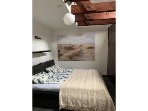 um quarto com uma cama e um quadro na parede em Ferienwohnung Am Schloss em Sigmaringen