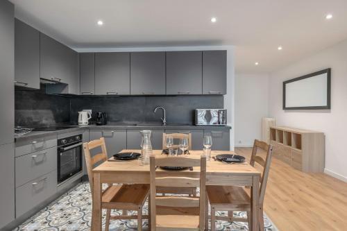 une cuisine avec une table et des chaises dans une cuisine dans l'établissement Appartement à 350 mètres du Port du Pouliguen!, au Pouliguen