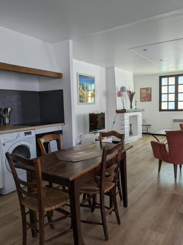 Posezení v ubytování Au chalet d'Illiers Combray, grand jardin arboré