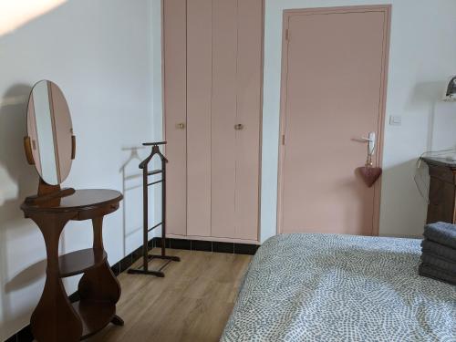 Posteľ alebo postele v izbe v ubytovaní Au chalet d'Illiers Combray, grand jardin arboré