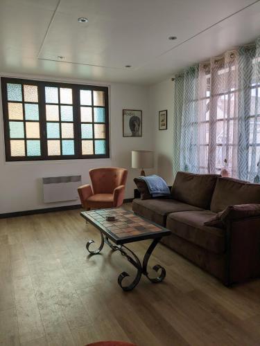 Posezení v ubytování Au chalet d'Illiers Combray, grand jardin arboré